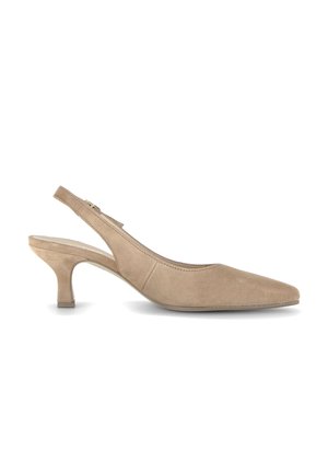Beige suède slingback schoen met spitse neus, lage kitten heel en verstelbare gespsluiting op witte achtergrond.