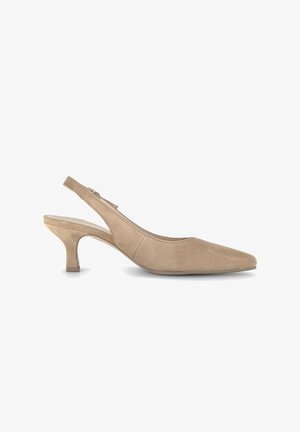 Beige suède slingback schoen met spitse neus, lage kitten heel en verstelbare gespsluiting op witte achtergrond.