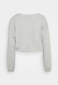 Sweat-shirt court à manches longues gris clair avec poignets élastiques et encolure large, montré de dos sur un fond blanc.