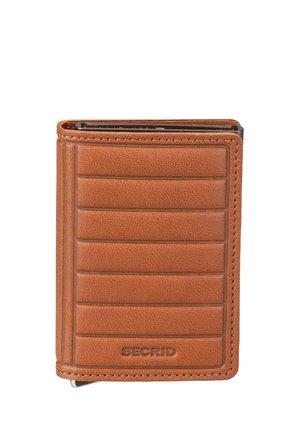 Braune Lederbrieftasche mit horizontalen Steppnähten und "SECRID" geprägt unten in der Mitte, geschlossen und aufrecht stehend auf weißem Hintergrund.
