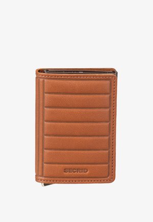 Braune Lederbrieftasche mit horizontalen Steppnähten und "SECRID" geprägt unten in der Mitte, geschlossen und aufrecht stehend auf weißem Hintergrund.