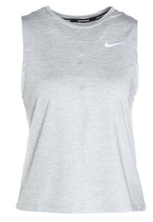 Harmaa hiuksetön urheilupaita, valmistettu kevyestä kankaasta. Siinä on pyöreä pääntie ja pieni valkoinen Nike-logo rinnassa.