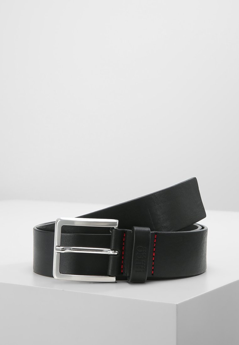 Cintura in pelle nera con una fibbia in metallo argento e dettagli di cucitura rossa. La fascia è liscia e piatta, con una forma rettangolare classica.
