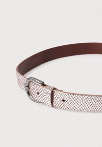 Cienki pasek wykonany z brązowej skóry, z teksturowaną, jasną powierzchnią w wzór siatki rybackiej oraz srebrną metalową klamrą.