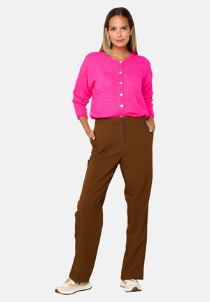 Fuchsia wollen cardigan met knoopsluiting, gecombineerd met bruine op maat gemaakte broek en witte sportschoenen, met een gladde textuur en een comfortabele pasvorm.