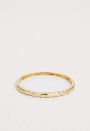 Guldtonad bangle-armband med en slät yta och ett geometriskt mönster, prytt med små klara kristaller jämnt fördelade längs banden.