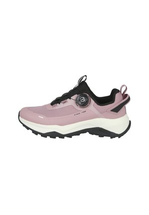 Zapatilla deportiva de color rosa claro con parte superior de malla, acentos negros, sistema de cordones circular y suela gruesa blanca con una superficie negra rugosa.