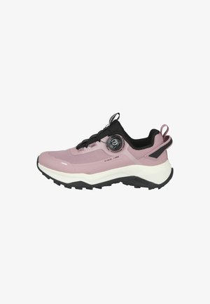 Zapatilla deportiva de color rosa claro con parte superior de malla, acentos negros, sistema de cordones circular y suela gruesa blanca con una superficie negra rugosa.