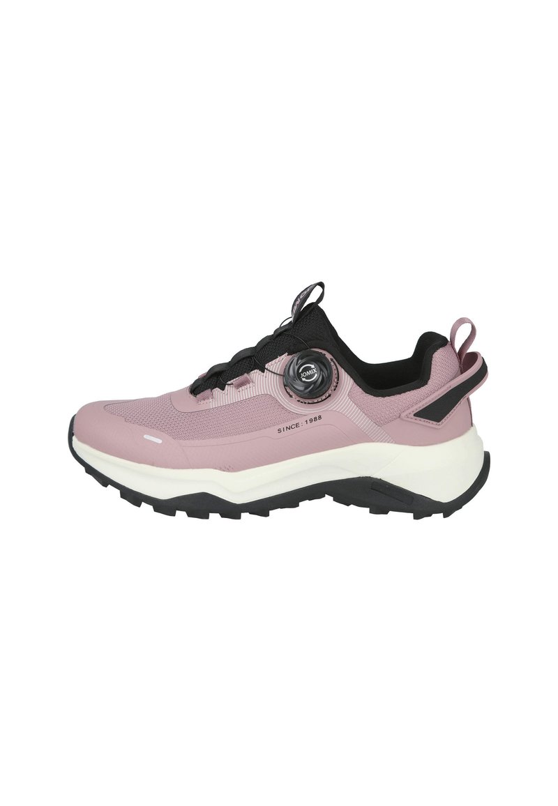 Zapatilla deportiva de color rosa claro con parte superior de malla, acentos negros, sistema de cordones circular y suela gruesa blanca con una superficie negra rugosa.