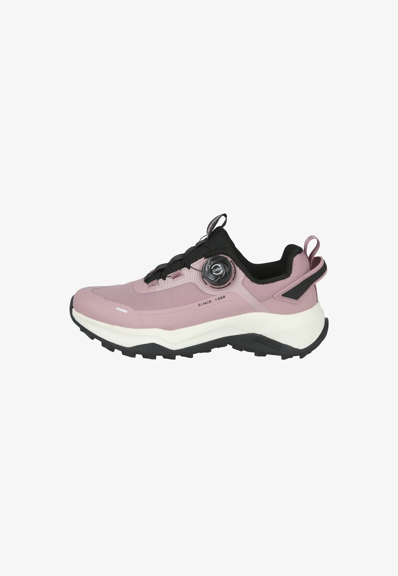 Zapatilla deportiva de color rosa claro con parte superior de malla, acentos negros, sistema de cordones circular y suela gruesa blanca con una superficie negra rugosa.