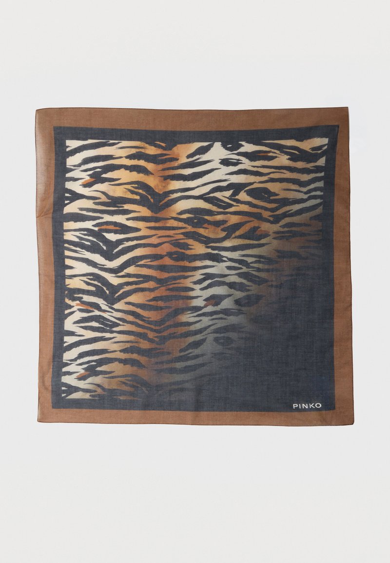 Τετράγωνο μαντήλι με μοτίβο ρίγες τίγρης σε καφέ, μαύρους και μπεζ τόνους, με απλό καφέ περίγραμμα και λογότυπο "PINKO" στη γωνία.