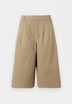 Beige knelang shorts med beltehemper, frontfolder og skjult frontåpning, laget av mykt stoff.