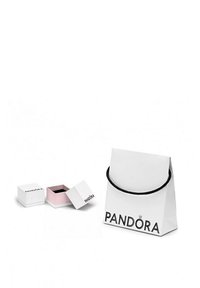 Borsa di carta bianca con manico nero etichettata "PANDORA." Due scatole per gioielli: una bianca e una rosa all'interno, entrambe con inserti neri coordinati.