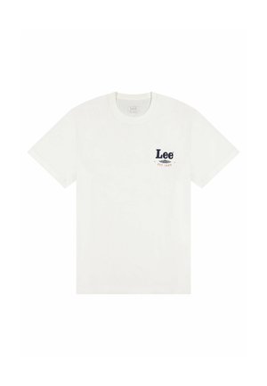 Witte katoenen t-shirt met korte mouwen, ronde hals, met een marineblauw "Lee" logo en oprichtingsdatum in oranje opdruk op de borst.