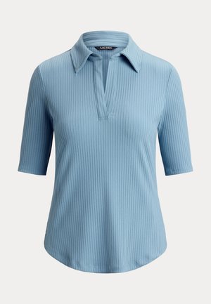 Tricou polo scurt cu mâneci scurte, bleu deschis, cu dungi și guler deschis, cu siluetă ajustată, afișat pe un fundal simplu.