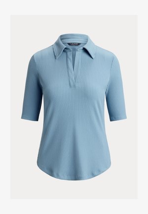 Tricou polo scurt cu mâneci scurte, bleu deschis, cu dungi și guler deschis, cu siluetă ajustată, afișat pe un fundal simplu.
