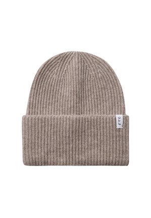 Hellbraune gerippte Mütze mit umgeschlagenem Bund, versehen mit einem kleinen weißen Etikett mit schwarzem Text an der Seite. Weiche Stricktextur.