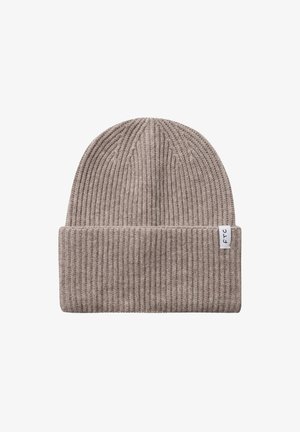 Hellbraune gerippte Mütze mit umgeschlagenem Bund, versehen mit einem kleinen weißen Etikett mit schwarzem Text an der Seite. Weiche Stricktextur.