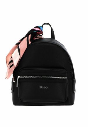 Czarny skórzany plecak z przednią kieszenią na zamek, oznaczony marką "LIU JO", z kolorowym różowo-niebieskim szalikiem związanym na górnym uchwycie.