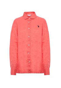 Camicia a maniche lunghe in lino corallo con colletto button-down, dotata di un piccolo logo ricamato navy sul lato sinistro del petto e bottoni bianchi.