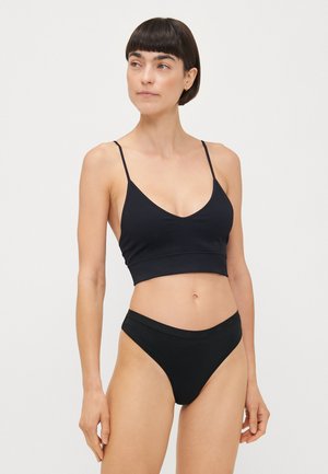 Schwarzer Bralette mit dünnen Trägern und einem breiten Bund, kombiniert mit passenden, hochgeschnittenen Bikiniunterteilen, beide aus einem glatten Stoff.