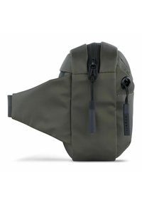 Runder grauer Rucksack mit strukturiertem Finish, ausgestattet mit einem Reißverschlussfach, verstellbarem Tragegurt und schwarzen Hardware-Details.