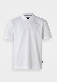 Hvit kortermet polo skjorte med krage, to knapper og liten preget logo på venstre bryst.