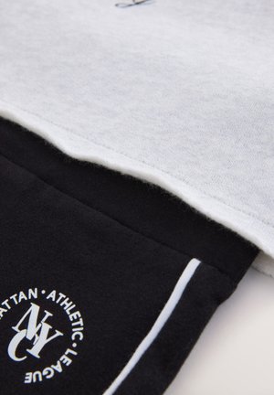Sudadera con capucha en gris y negro de textura suave. Presenta un logo con "NYC" y "MANHATTAN ATHLETIC LEAGUE" en la sección negra con detalles en blanco.