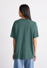 Nike Sportswear PHOENIX TEE - Μπλουζάκι με στάμπα - vintage green