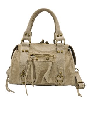 Sac à main en daim beige avec double poignée, poche avant zippée, détails clous métalliques, accents de boucle et bandoulière réglable sur fond blanc.