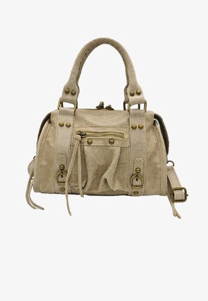 Sac à main en daim beige avec double poignée, poche avant zippée, détails clous métalliques, accents de boucle et bandoulière réglable sur fond blanc.