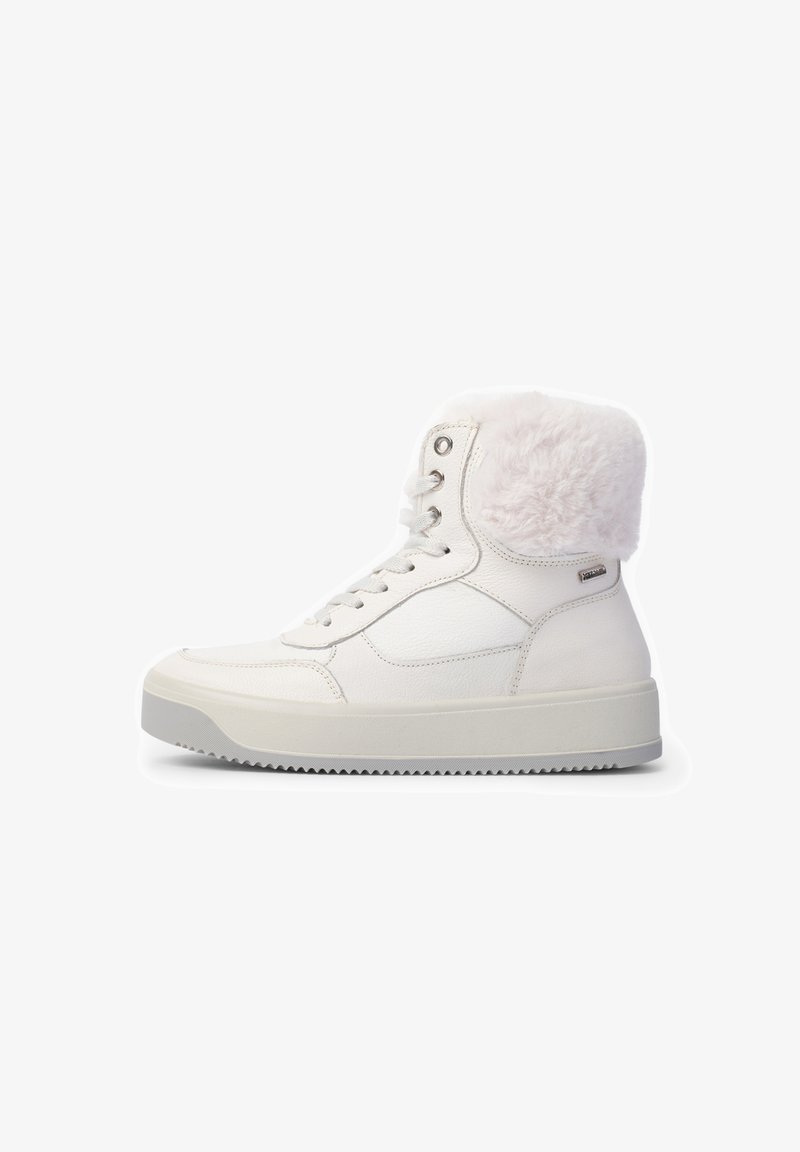 Sneaker alte bianche con un polsino in pelliccia, materiale in pelle liscia, texture sottile e una spessa suola in gomma con una presa a motivo.