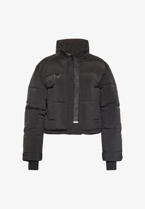 Černá péřová bunda s vysokým límcem, zkráceným střihem a zipovým zapínáním. Obsahuje boční kapsy, texturovanou tkaninu a žebrované manžety.