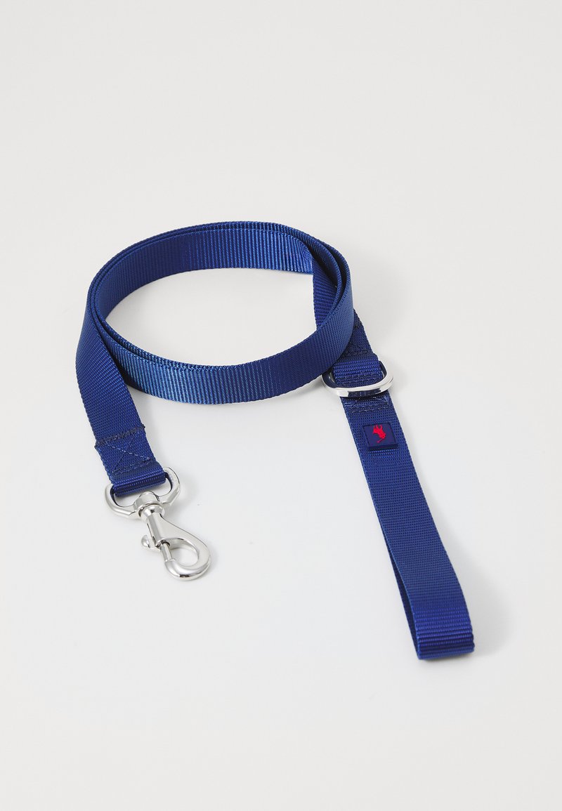 Lesă pentru câini din nailon bleu marin, cu un clips metalic argintiu, o etichetă logo cusută și un mâner texturat pentru durabilitate și confort.