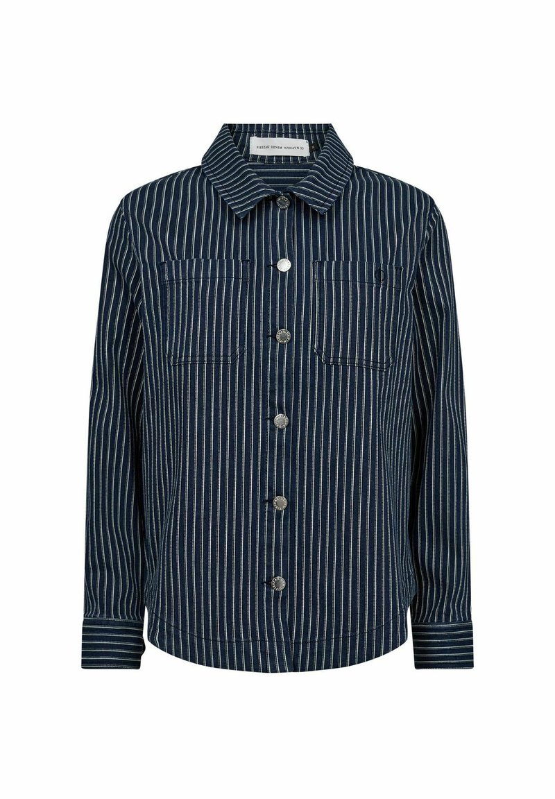 Giacca di jeans blu con righe verticali bianche, due tasche sul petto e bottoni in argento. Presenta un collo alla coreana e un taglio dritto.