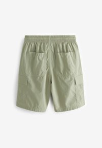 Lyst grønne cargo shorts med elastisk talje, to baglommer og en side lomme detalje. Glat, letvægtsstof.