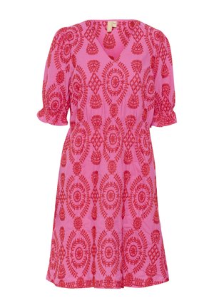 Roze jurk met een V-hals, korte poffende mouwen en ingewikkelde rode bloemenborduursel in een ovaal patroon door het hele ontwerp.