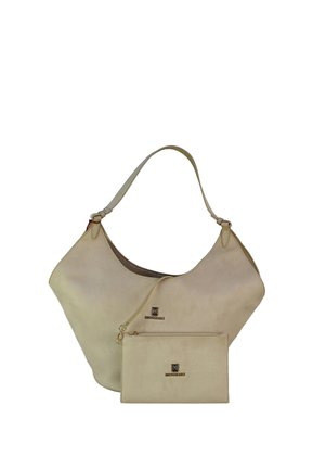 Beige Leder-Hobo-Tasche mit einem Trageriemen und passendem Reißverschluss-Etui, beide mit einer kleinen goldenen Logo-Plakette auf schlichtem weißen Hintergrund.