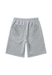 Shorts gris clair jusqu'aux genoux avec taille élastique et deux poches arrière ornées de motifs croisés cousus.
