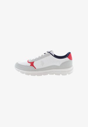 Weißer Sneaker mit grauem Veloursleder, roten Akzenten, marineblauem Innenfutter, perforierten Details, weißen Schnürsenkeln und einer dicken weißen Sohle.