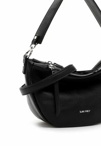 Czarna skórzana torba na ramię o zakrzywionym kształcie, z zamkiem błyskawicznym, regulowanym paskiem i srebrnymi okuciami. Logo widoczne na przodzie.