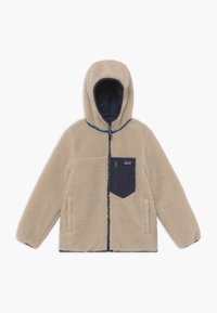 Beige fleece jas met een capuchon, marineblauwe accenten, een ritszak op de borst en twee zijzakken; heeft een gestructureerde stof en een ontspannen pasvorm.