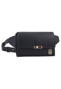 Černá kožená taška přes rameno s texturovaným povrchem, zlatými kovovými doplňky a obdélníkovým uzávěrem se červenými, bílými a černými pruhy.