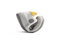 Scarpa grigia e bianca con un accento in suede giallo, dotata di una tomaia in pelle texturizzata, suola in gomma e un dettaglio rotondo del logo.