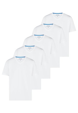Fünf weiße kurze V-Ausschnitt-T-Shirts mit kurzen Ärmeln, diagonal gestapelt, jeweils mit blauem innerem Kragenrand und sichtbarem Markenlabel.