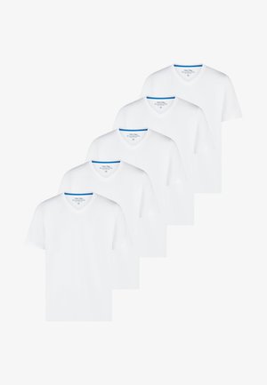 Fem hvide T-shirts med korte ærmer og V-hals stablet i en diagonal række, hver med blå indvendig kravekant og synligt mærke.