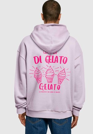 Lila Kapuzenjacke mit einem Grafikdesign auf dem Rücken, das drei rosa Eiswaffeln zeigt, sowie dem Text "CONO DI GELATO" und "GELATO."