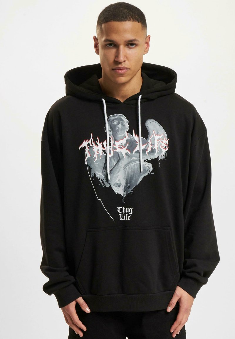 Sudadera negra de algodón con una gran impresión gráfica que presenta una figura gris y el texto rojo "Thug Life". Incluye un bolsillo delantero y cordones.