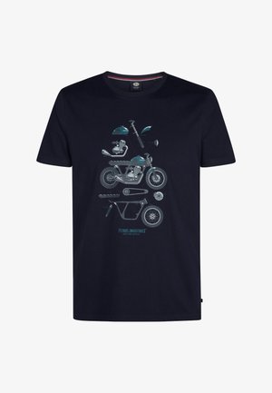 T-shirt blu marino con una grafica di una motocicletta e componenti in teal e bianco, con il testo "PETROL INDUSTRIES" in basso.