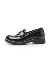 Mocasines de charol negro con punta redondeada, detalle de tira decorativa y suela de goma texturizada baja.